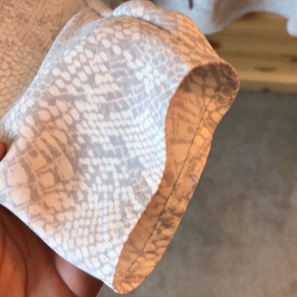 Babaton Aritzia Akira Blouse Matte Satin Snake Print Blouse Espace/Gray Size M - Picture 10 of 13